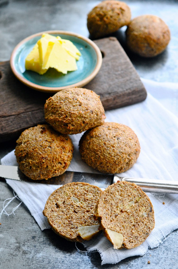 Low carb bread rolls with cinnamon | www.karlasnordickitchen.com