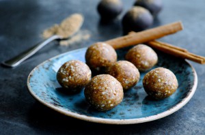 Easy Christmas date almond balls