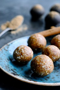 Easy Christmas date almond balls | www.karlasnordickitchen.com