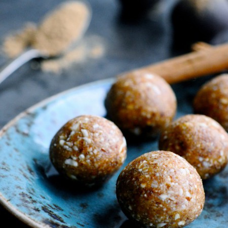 Easy Christmas date almond balls | www.karlasnordickitchen.com