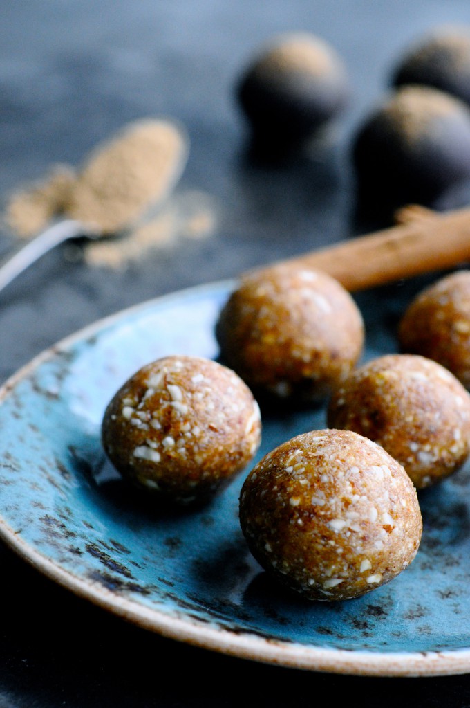 Easy Christmas date balls | www.karlasnordickitchen.com