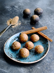 The best Christmas date almond balls| www.karlasnordickitchen.com