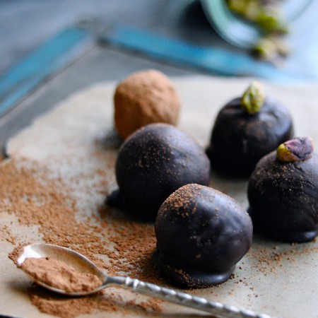 Date balls with cherry wine | www.karlasnordickitchen.com