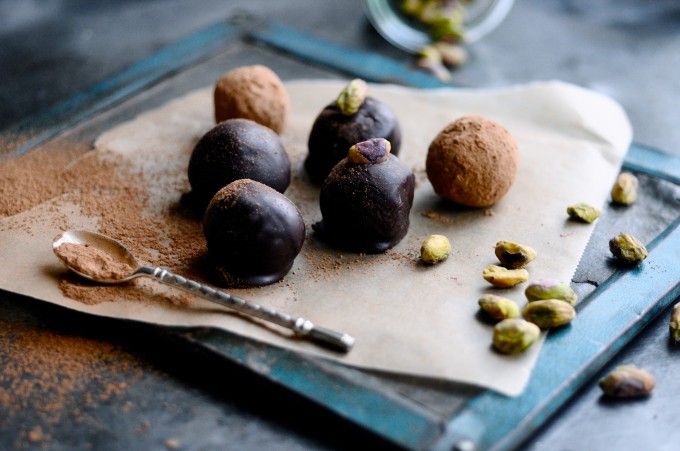 Date balls with cherry wine | www.karlasnordickitchen.com