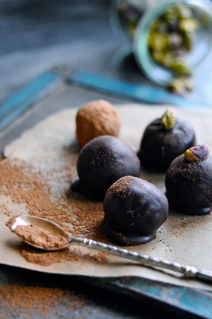 Date balls with cherry wine | www.karlasnordickitchen.com