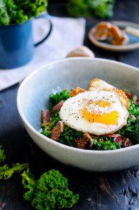 Easy kale salad recipe with bacon| www.karlasnordickitchen.com