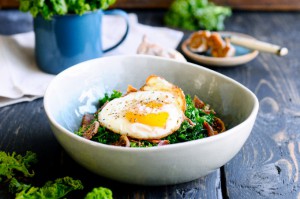 Easy kale salad recipe with bacon| www.karlasnordickitchen.com