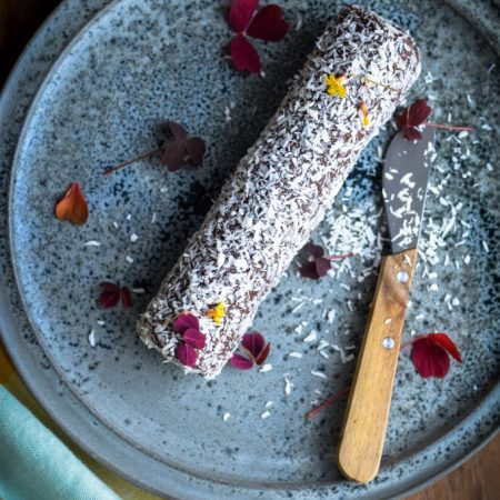 Fruit and nut log with cashews