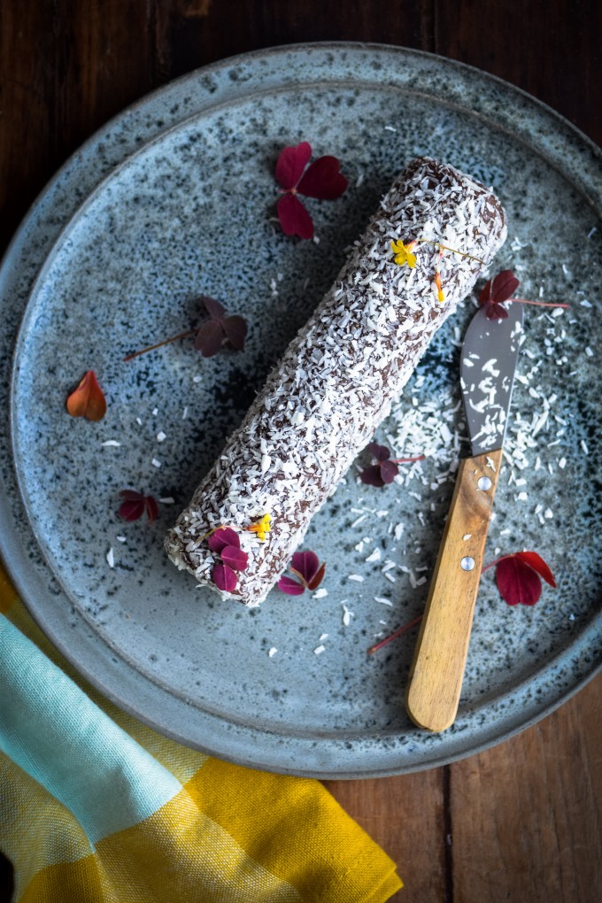 Fruit and nut log with cashews