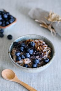 Porridge with whole grain rye, blueberries and flaxseed