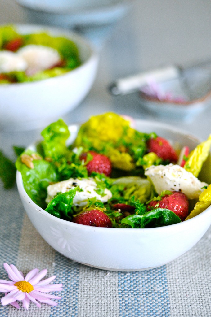 Salada de verão de morango com rabanetes