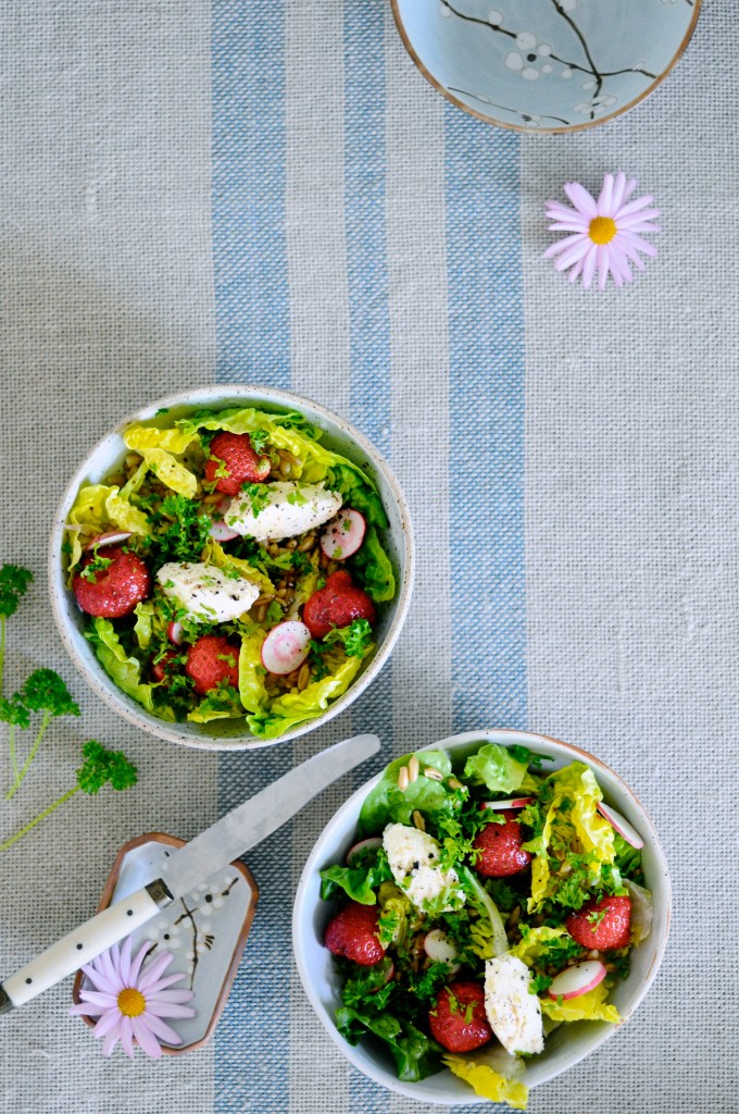 Salada de verão de morango com queijo