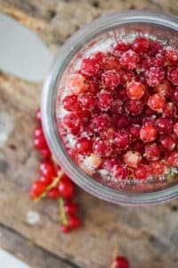 Sugared redcurrants for desserts